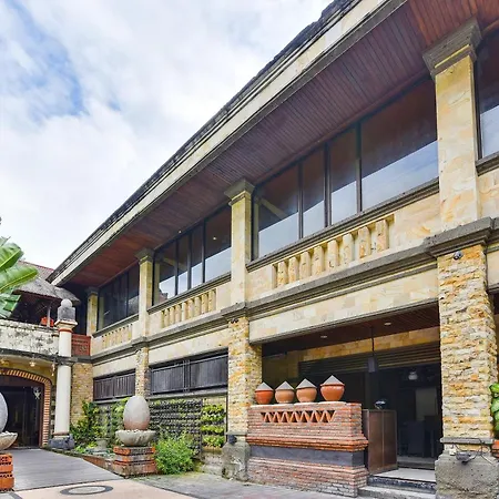 Super Oyo Townhouse Oak Maxi Hotel Legian
