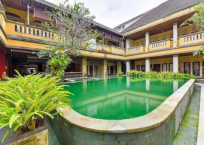 Super Oyo Townhouse Oak Maxi Legian Hotel